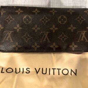Authentic Louis Vuitton monogram
Wallet Brown